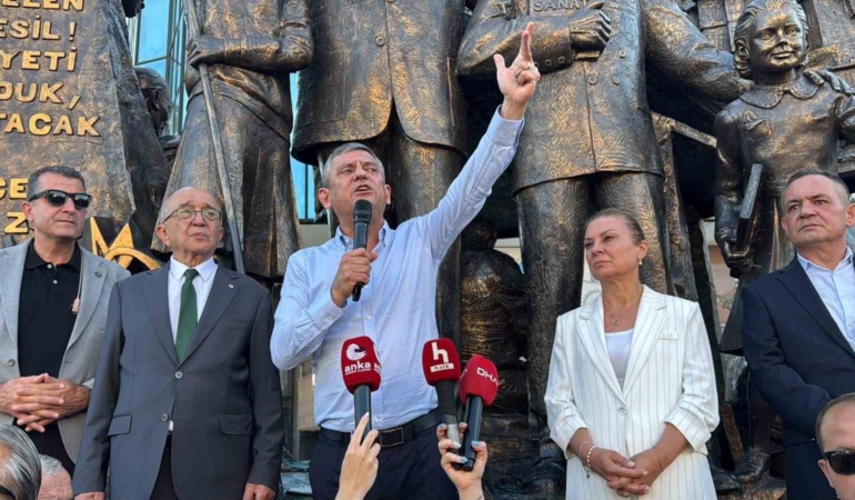 ozgur-ozelden-dini-degerleri-asagilayan-deniz-goktasa-destek-EmTTbEwu.jpg