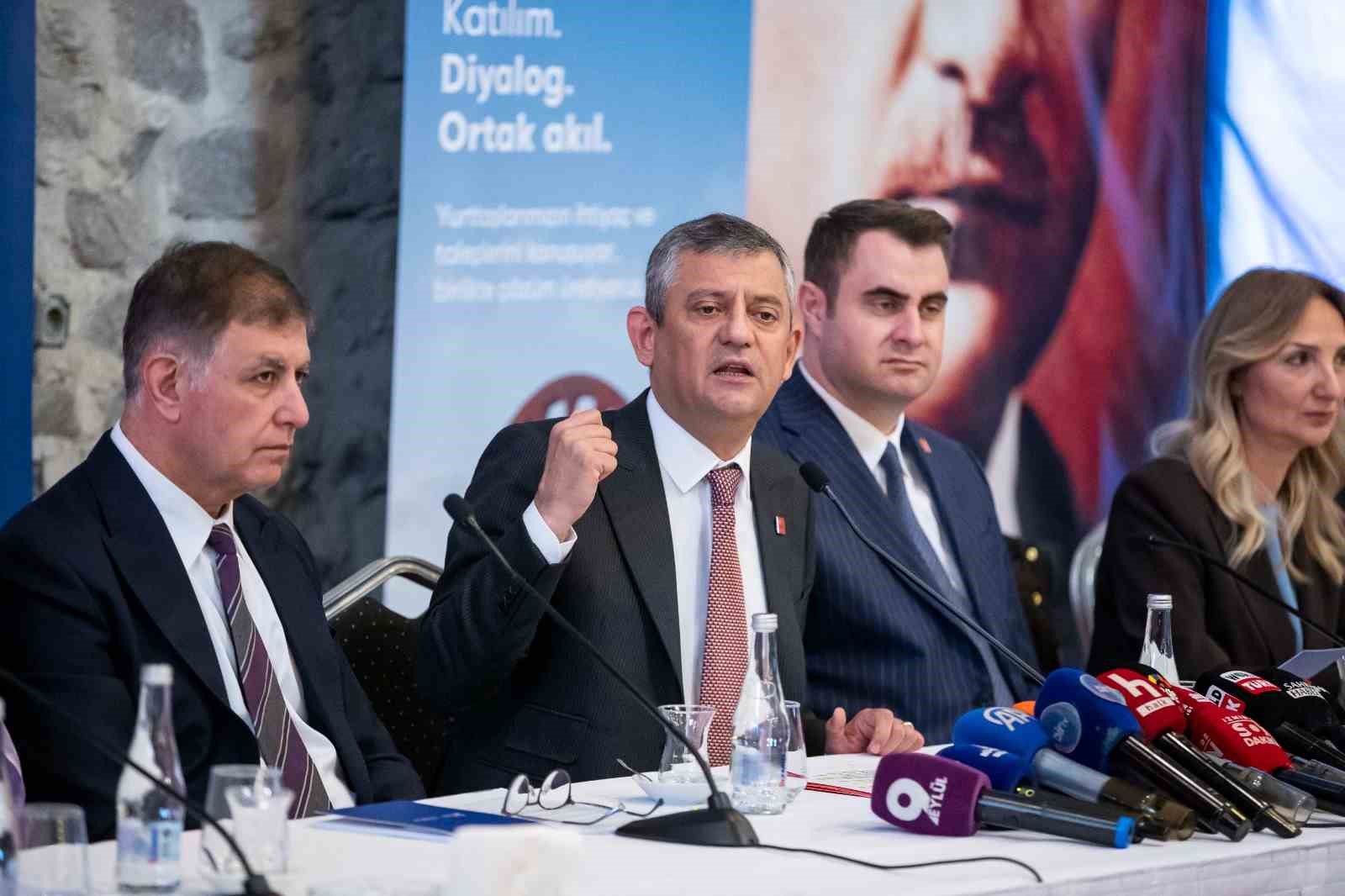 ozgur ozelden romanlara mecliste temsil ve butce sozu 0 UuysGeeF