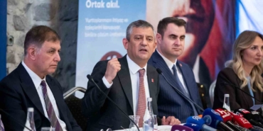 ozgur-ozelden-romanlara-mecliste-temsil-ve-butce-sozu-AqS1H5zx.jpg