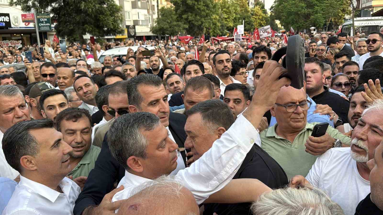 Özgür Özel’den yeni parti sinyali: "Sizi hiç üzmeden yeni bir yol açacağız" 4 ozgur ozelden yeni parti sinyali sizi hic uzmeden yeni bir yol acacagiz 0 LbFi4I5V