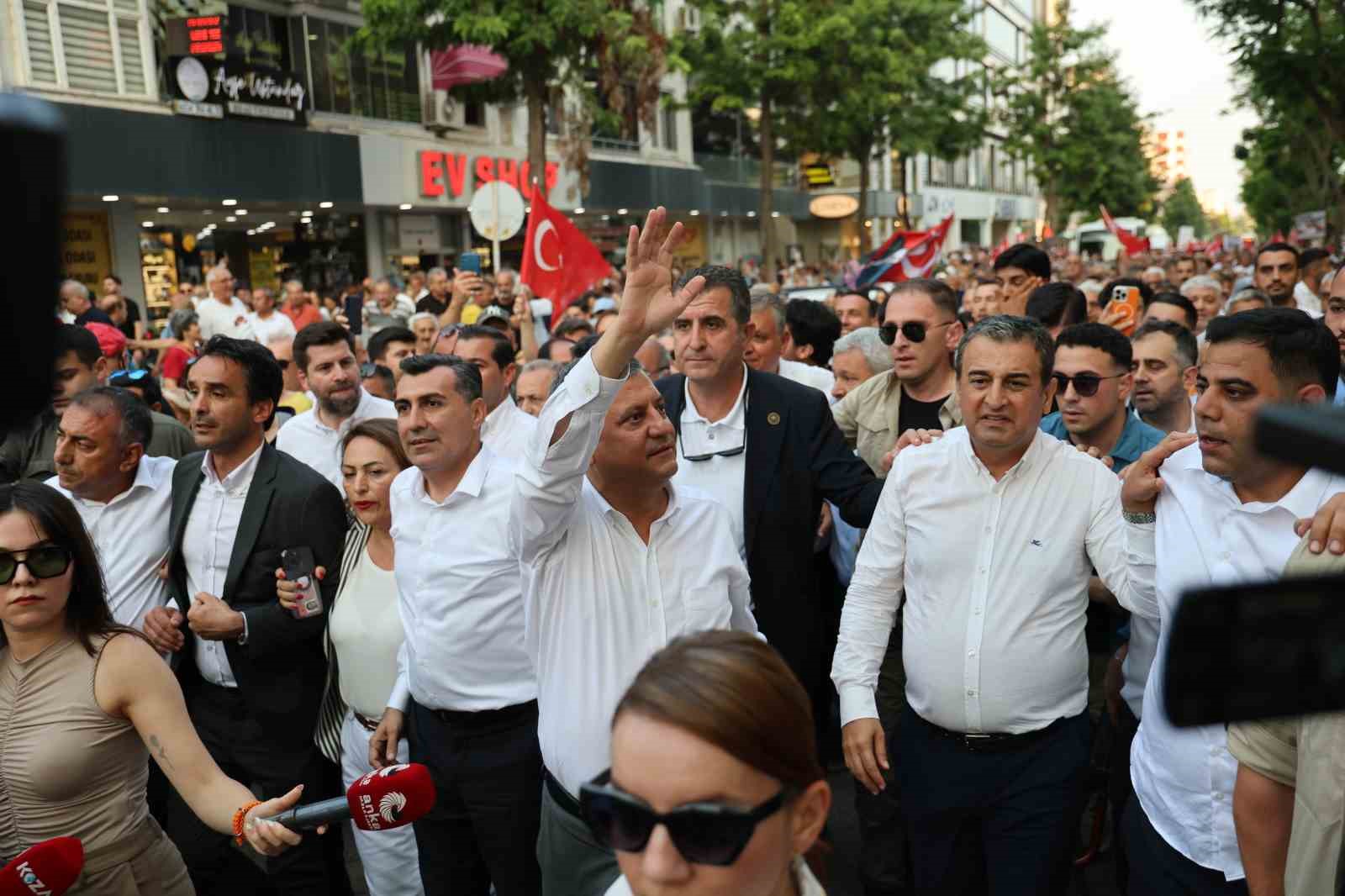 Özgür Özel’den yeni parti sinyali: "Sizi hiç üzmeden yeni bir yol açacağız" 8 ozgur ozelden yeni parti sinyali sizi hic uzmeden yeni bir yol acacagiz 4 VsFa7Om7