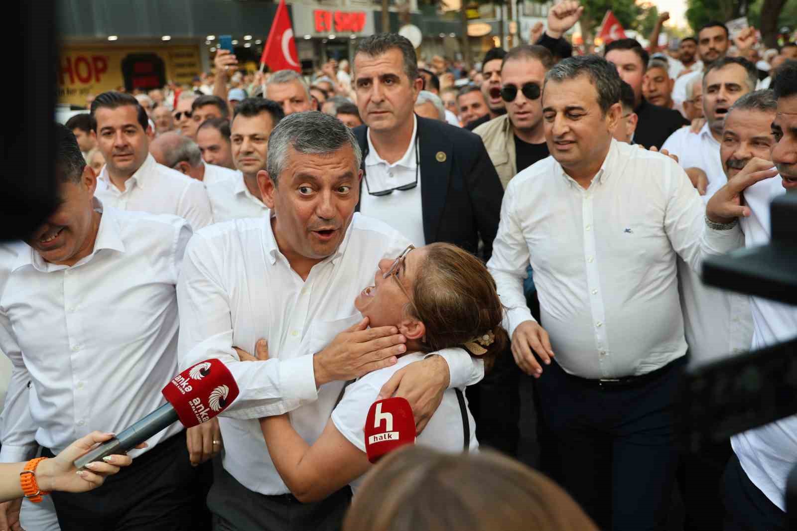 Özgür Özel’den yeni parti sinyali: "Sizi hiç üzmeden yeni bir yol açacağız" 9 ozgur ozelden yeni parti sinyali sizi hic uzmeden yeni bir yol acacagiz 5 5JcMU5GS