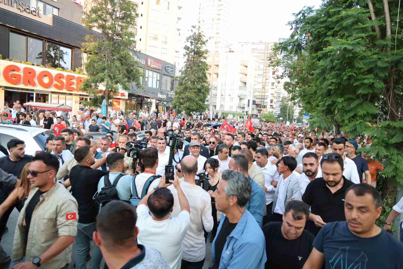Özgür Özel’den yeni parti sinyali: "Sizi hiç üzmeden yeni bir yol açacağız" 11 ozgur ozelden yeni parti sinyali sizi hic uzmeden yeni bir yol acacagiz 7 7DY6nHda