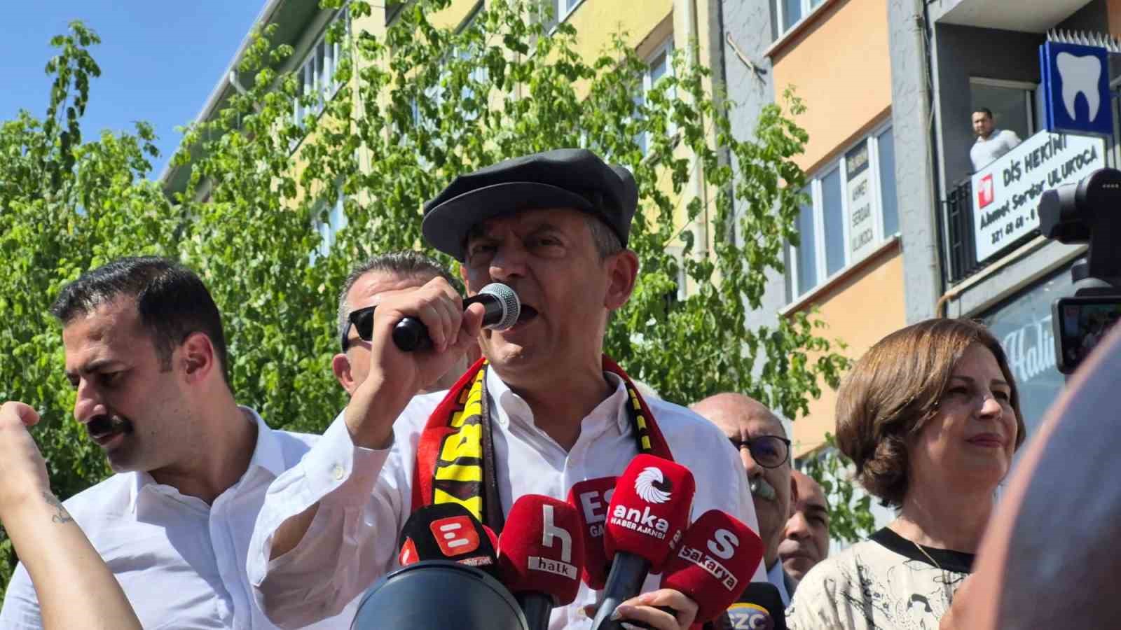 Özgür Özel’in Eskişehir programında koruma krizi: Aynı koruma yine basını hedef aldı 7 ozgur ozelin eskisehir programinda koruma krizi ayni koruma yine basini hedef aldi 3 4KWvbznA