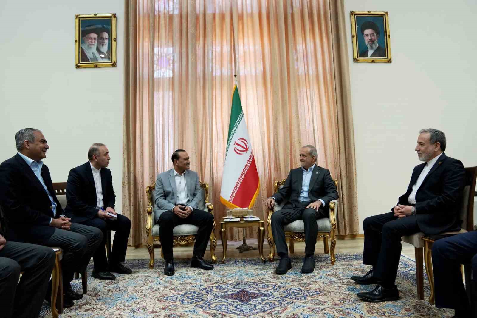 pakistan genelkurmay baskani munir iran cumhurbaskani pezeskiyan ile gorustu 1 j6DzHPss