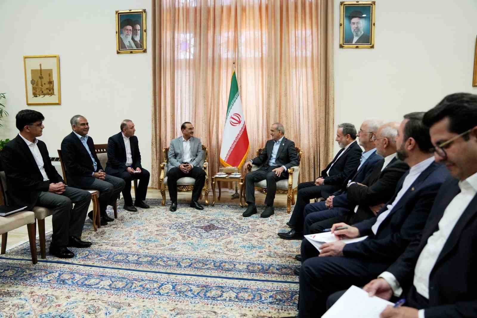pakistan genelkurmay baskani munir iran cumhurbaskani pezeskiyan ile gorustu 2 3GPw51by