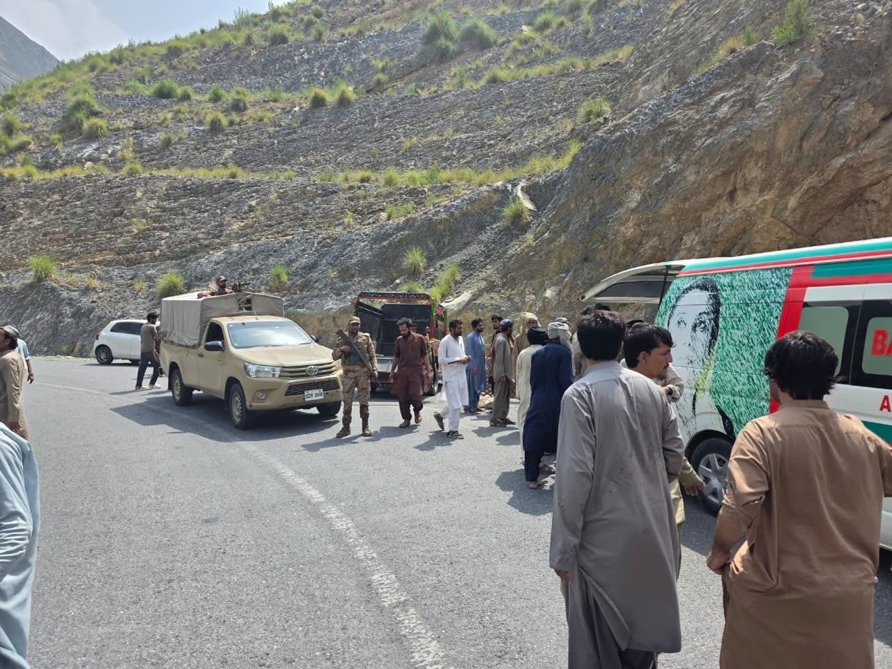 Pakistan’da yolcu otobüsü dev çukura uçtu: 40 ölü 4 pakistanda yolcu otobusu dev cukura uctu 40 olu 0 gdyliMKy