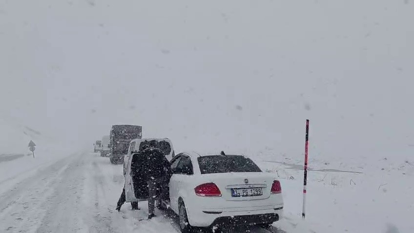 palandoken gecidinde kar ve tipi etkili oldu 1