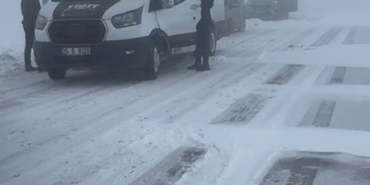 palandoken-gecidinde-kar-ve-tipi-nedeniyle-onlarca-arac-mahsur-kaldi-LUyY7PGf.jpg
