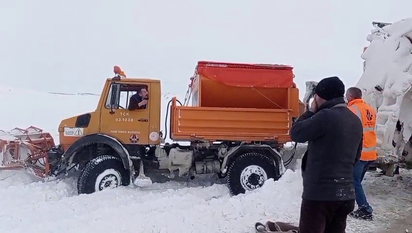 palandoken gecidinde karla mucadele ekiplerinin nefes kesen mesaisi 2 RrlF2vhf