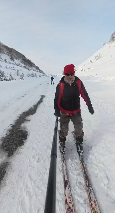 Palandöken’e gidemeyen kayak tutkunları köy yolunu piste çevirdi 6 palandokene gidemeyen kayak tutkunlari koy yolunu piste cevirdi 2 468Ocsl2