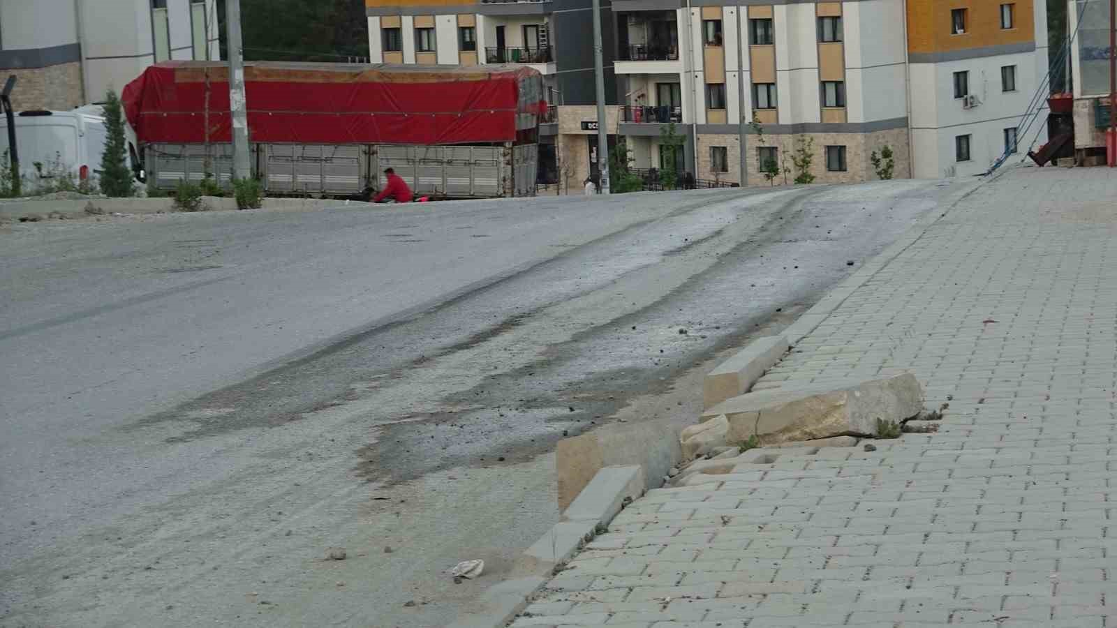 Paletli kepçeyi asfalta zarar vererek önlem almadan yürüten firmaya vatandaşlardan tepki 4 paletli kepceyi asfalta zarar vererek onlem almadan yuruten firmaya vatandaslardan tepki 0