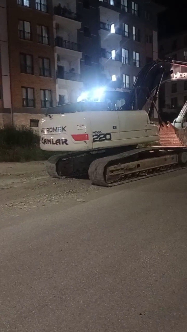 Paletli kepçeyi asfalta zarar vererek önlem almadan yürüten firmaya vatandaşlardan tepki 5 paletli kepceyi asfalta zarar vererek onlem almadan yuruten firmaya vatandaslardan tepki 1 SRkN8lBF