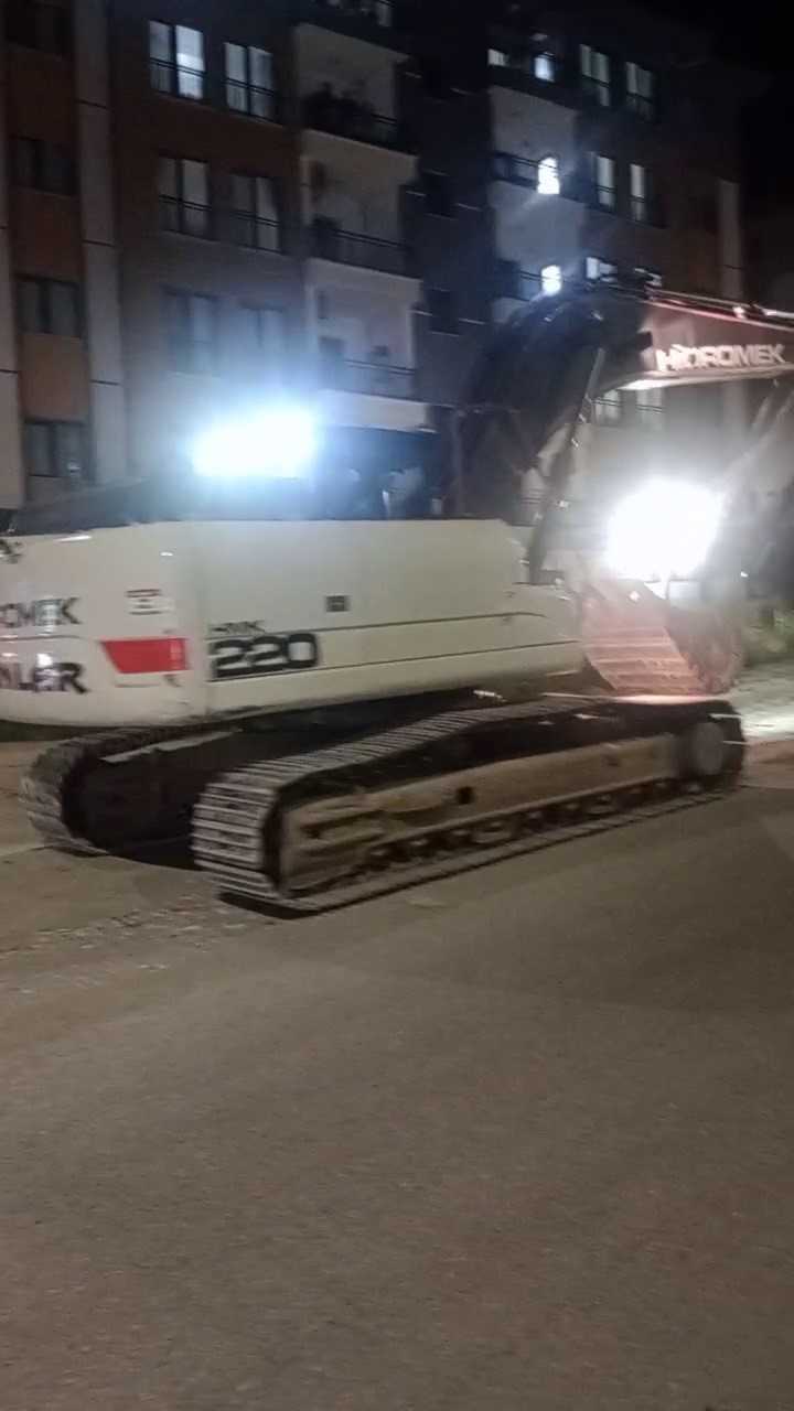 Paletli kepçeyi asfalta zarar vererek önlem almadan yürüten firmaya vatandaşlardan tepki 6 paletli kepceyi asfalta zarar vererek onlem almadan yuruten firmaya vatandaslardan tepki 2 JvTdv4fS