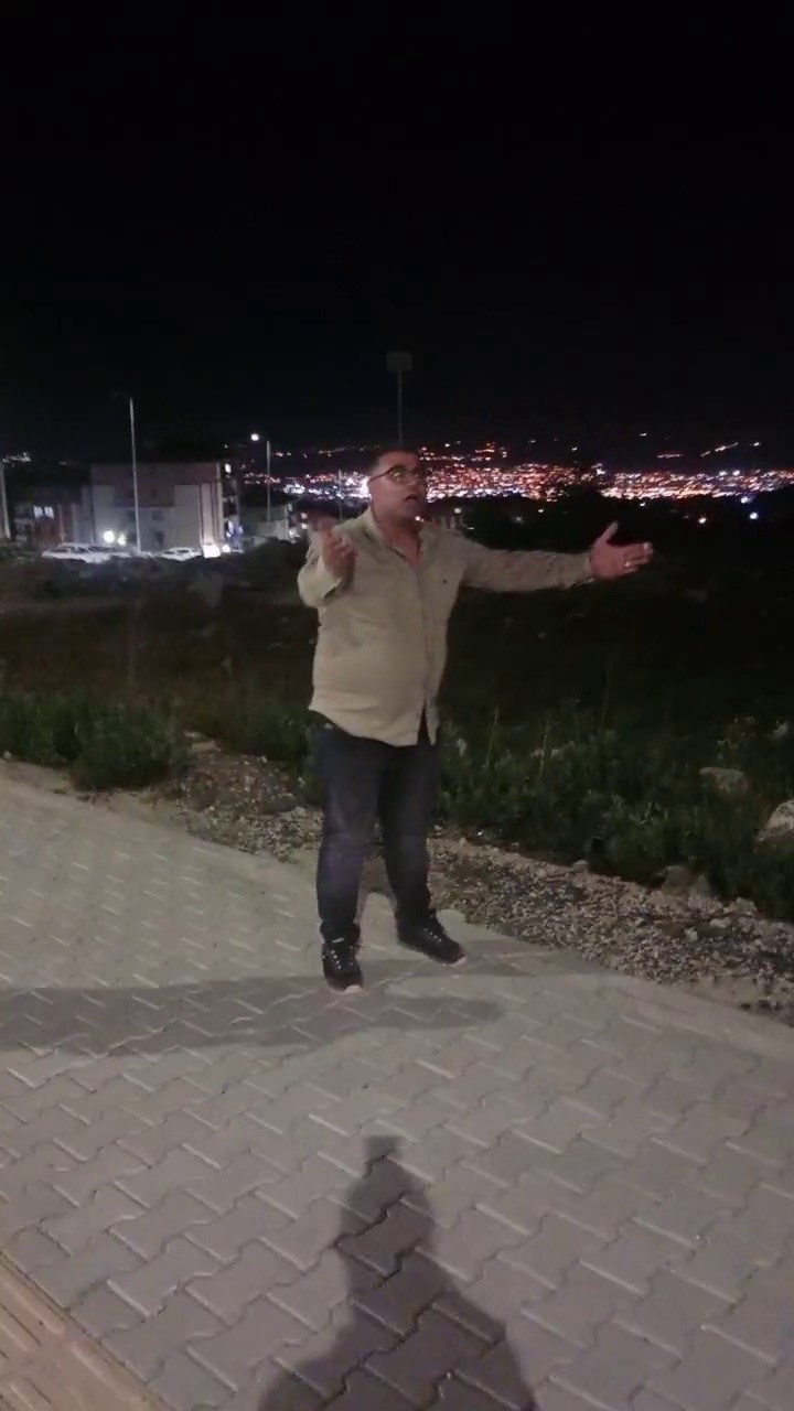 Paletli kepçeyi asfalta zarar vererek önlem almadan yürüten firmaya vatandaşlardan tepki 7 paletli kepceyi asfalta zarar vererek onlem almadan yuruten firmaya vatandaslardan tepki 3 7DmysBBd
