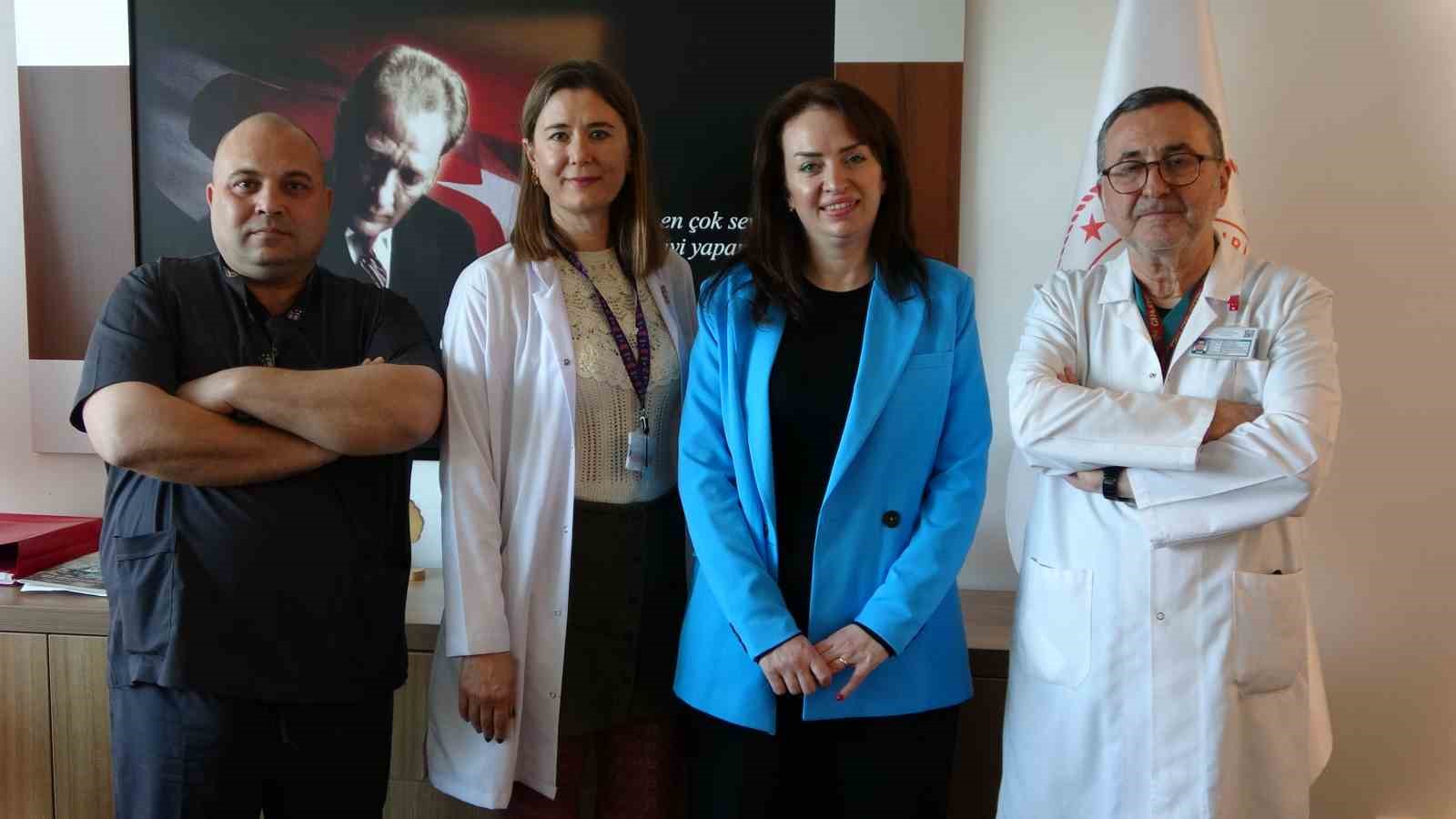 pandemide olumle burun buruna gelen anne doktorlariyla bulustu 0 FuzsbSf2