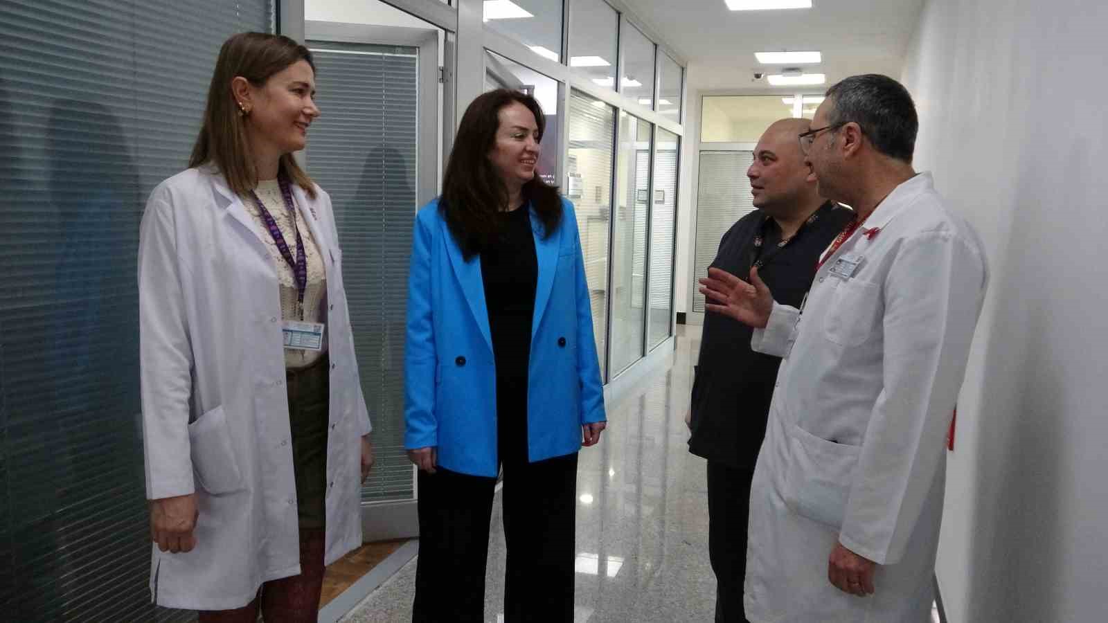 pandemide olumle burun buruna gelen anne doktorlariyla bulustu 1 BQMs9gAy