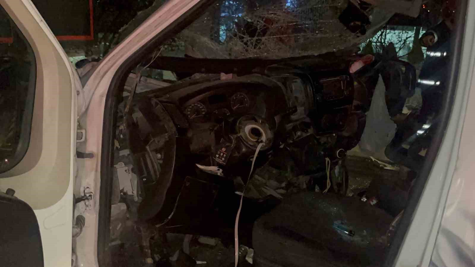 panelvan arac park halindeki tira ok gibi saplandi 2 agir yarali 2 r3cD2j2D