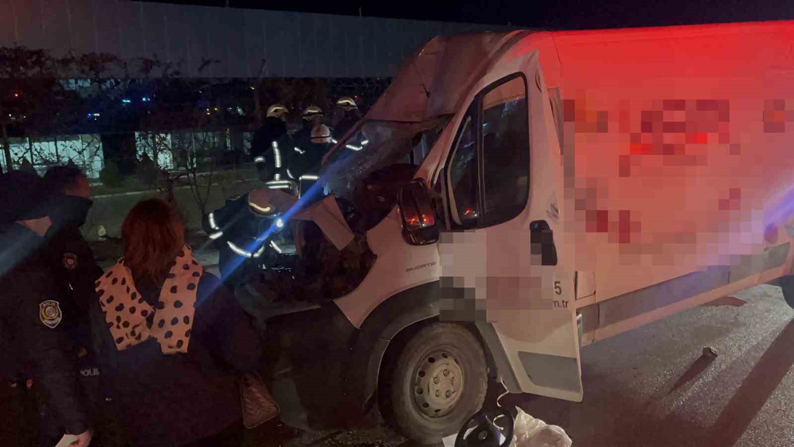 panelvan arac park halindeki tira ok gibi saplandi 2 agir yarali 3 llVvOF3R