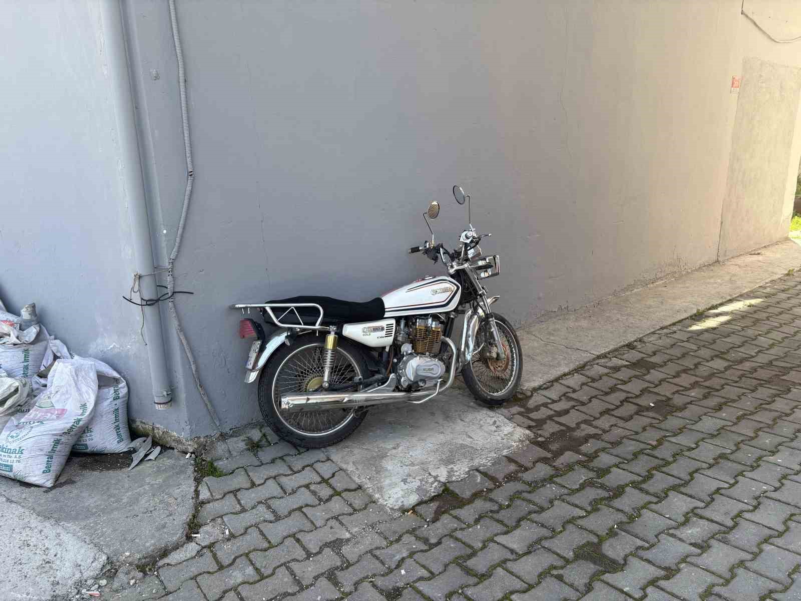 panelvan araca carpan motosiklet surucusu yaralandi 1
