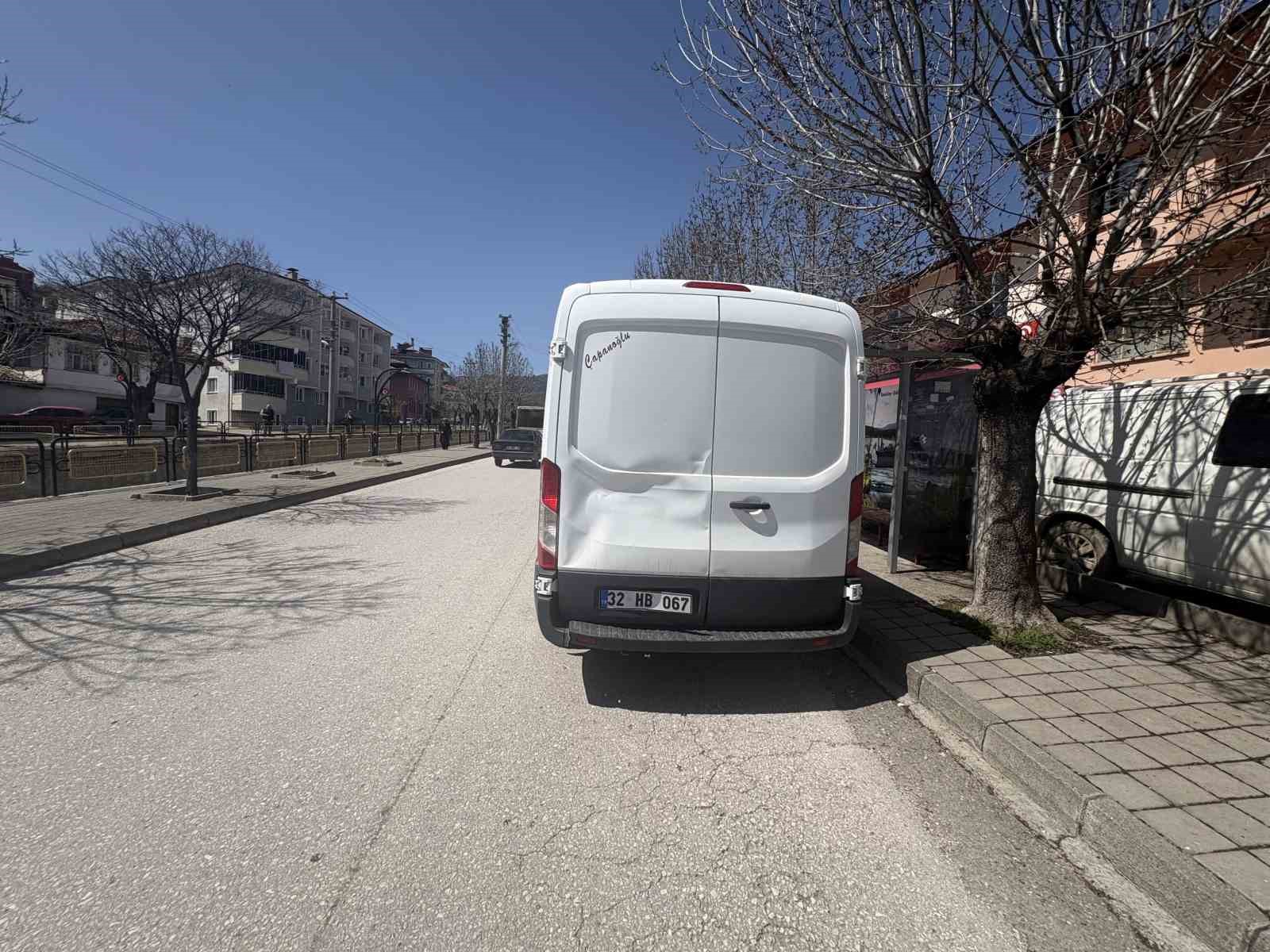 panelvan araca carpan motosiklet surucusu yaralandi 2 6PyHuOOE