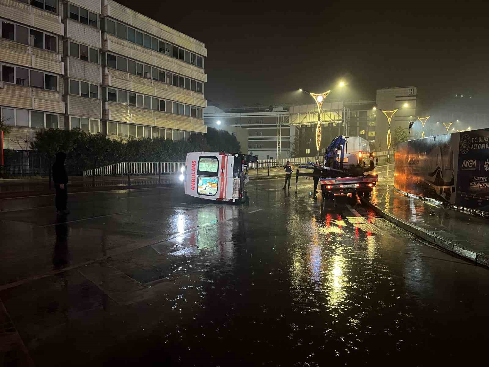 panelvan ile carpisan ambulans devrildi 6 yarali 1 8EB1rHDp