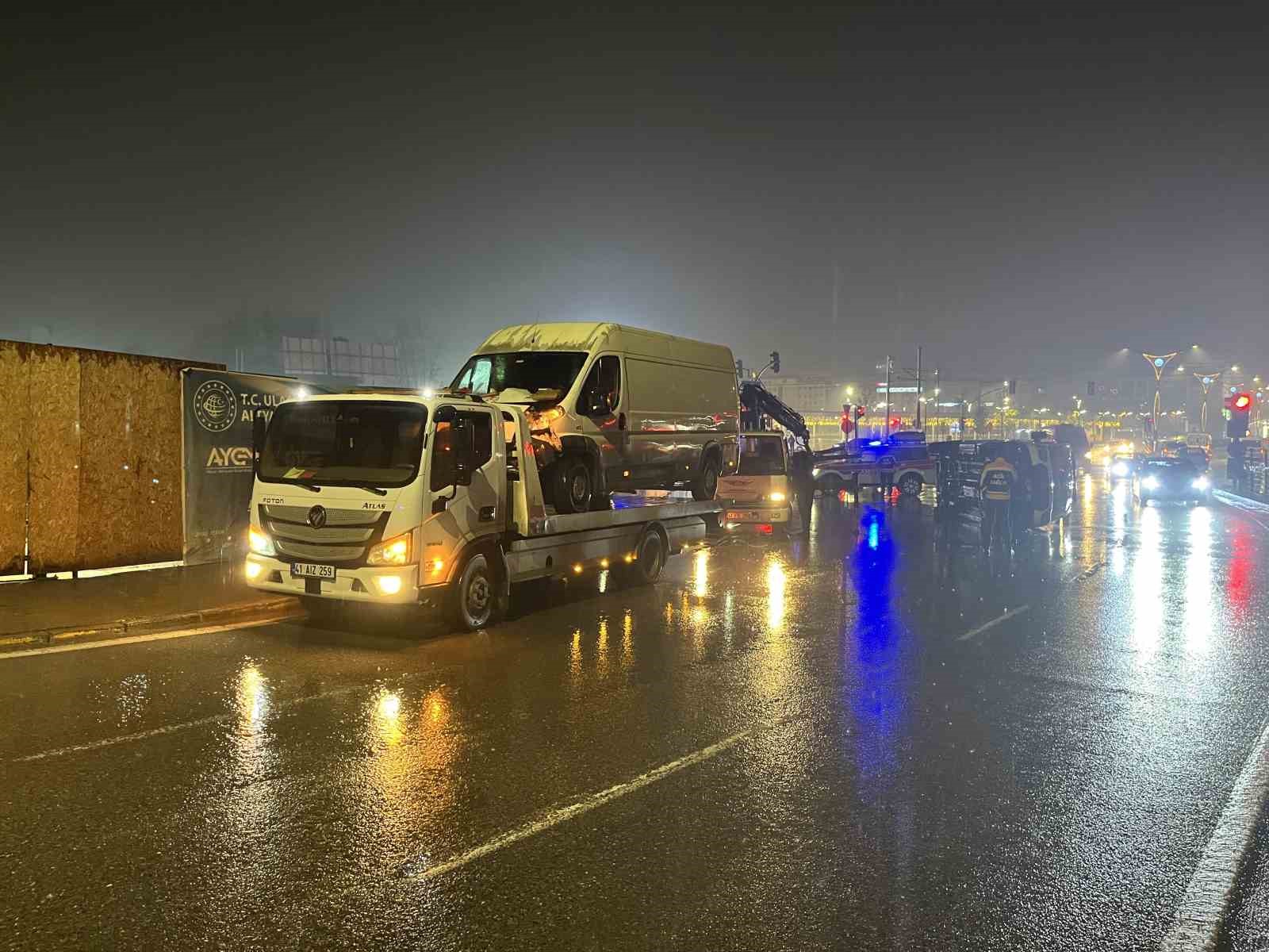 panelvan ile carpisan ambulans devrildi 6 yarali 3 uleWX1m4