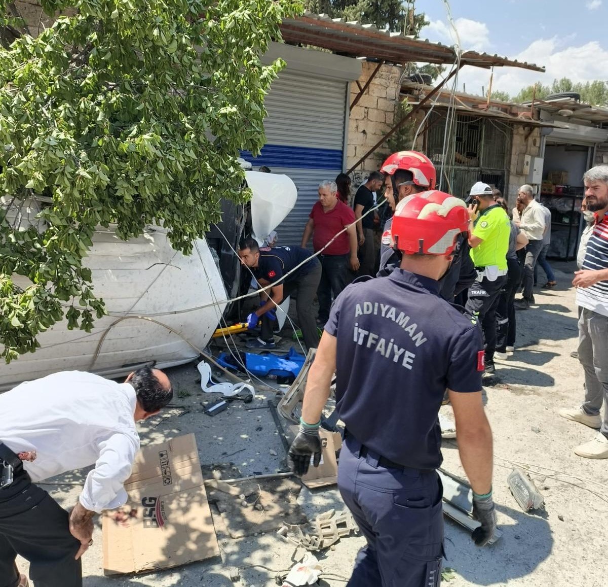 Panelvan şarampole yuvarlandı: 1’i ağır 8 yaralı 7 panelvan sarampole yuvarlandi 1i agir 8 yarali 3 D2vcawdZ