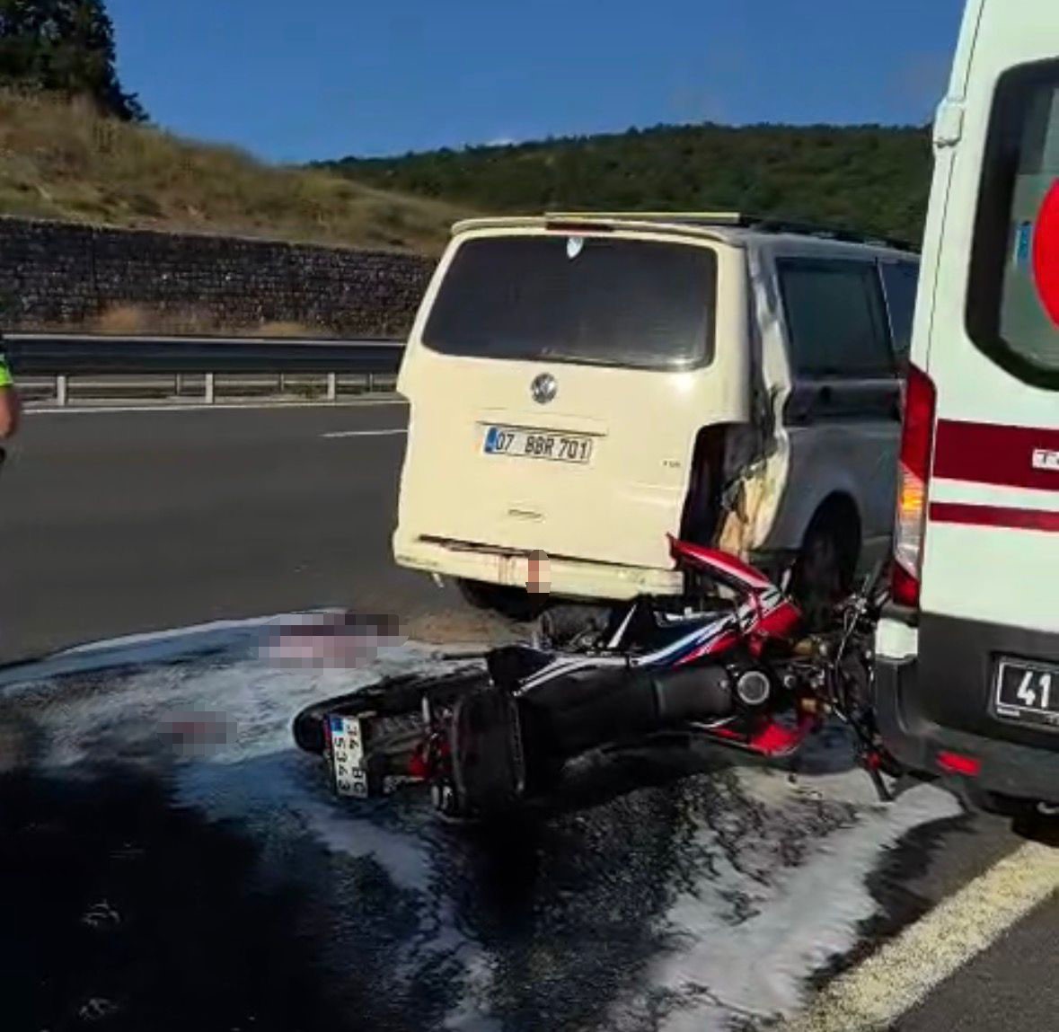 panelvana carpan motosikletli agir yaralandi 0 pnjH8UrT