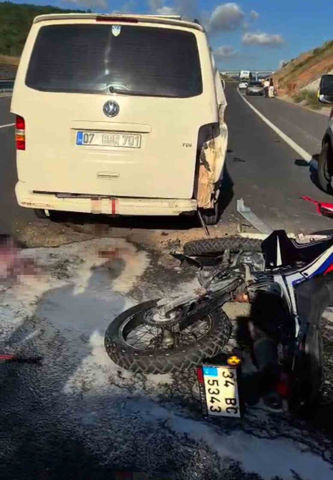 panelvana carpan motosikletli agir yaralandi 1 A2paqpDX