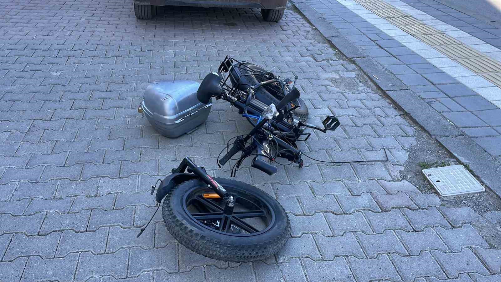 panelvanin carptigi elektrikli bisiklet surucusu agir yaralandi 1 YJYEbhLW