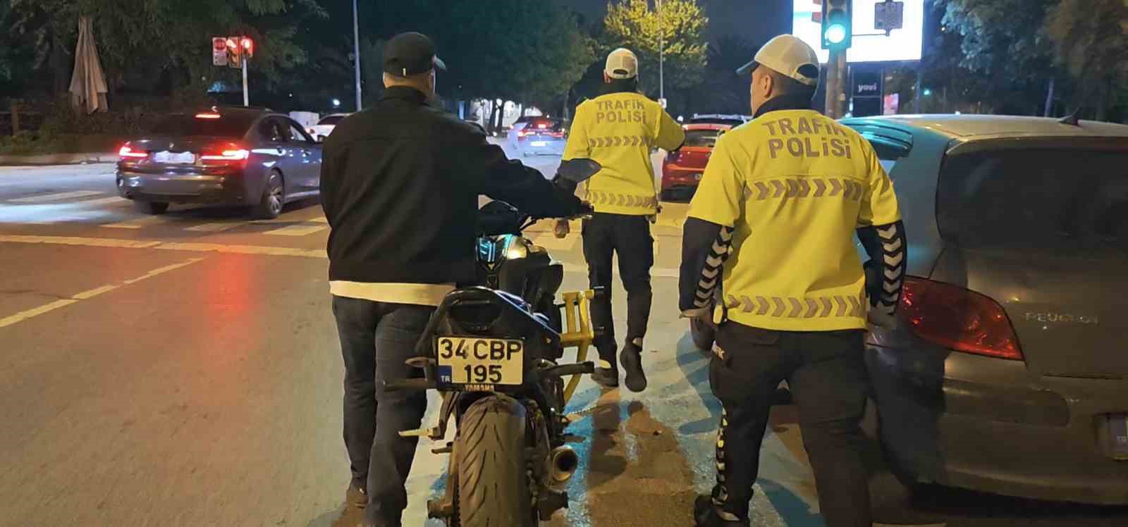 "Panik atağım var" diyerek polis uygulamasından kaçtı, dron kameralarına yakalandı 6 panik atagim var diyerek polis uygulamasindan kacti dron kameralarina yakalandi 2 DSUdI5RZ