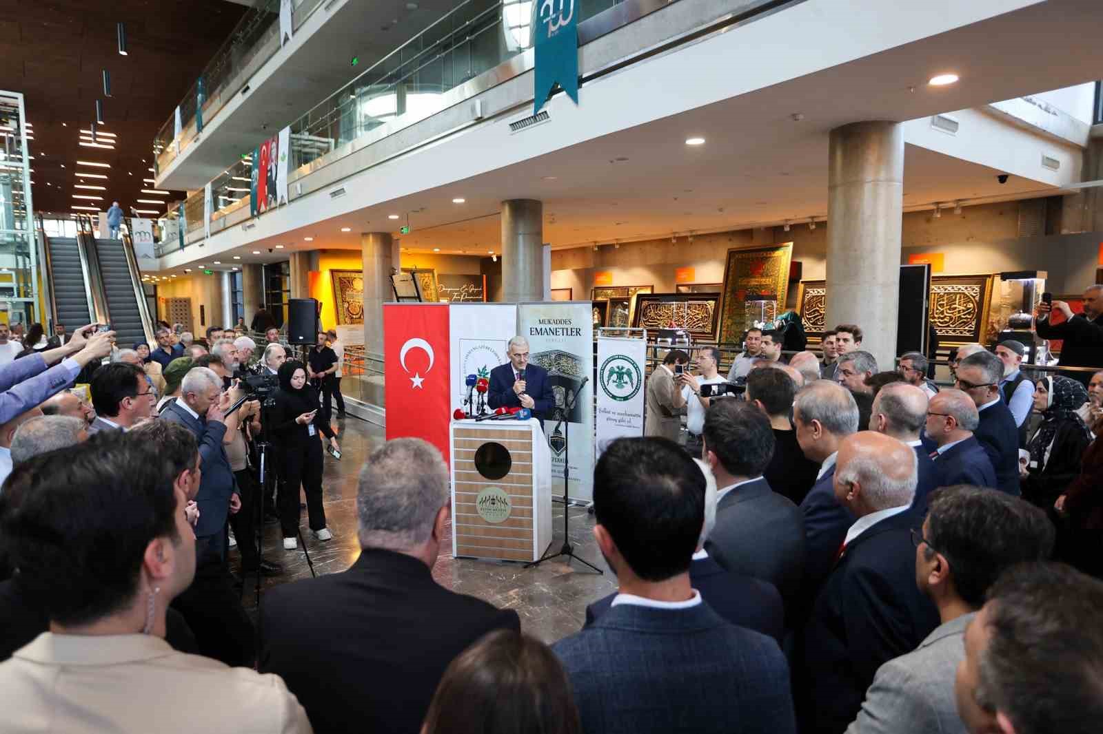 panorama 1326 bursa fetih muzesinde mukaddes emanetler sergisi ziyarete acildi 3 EOI3GmPI