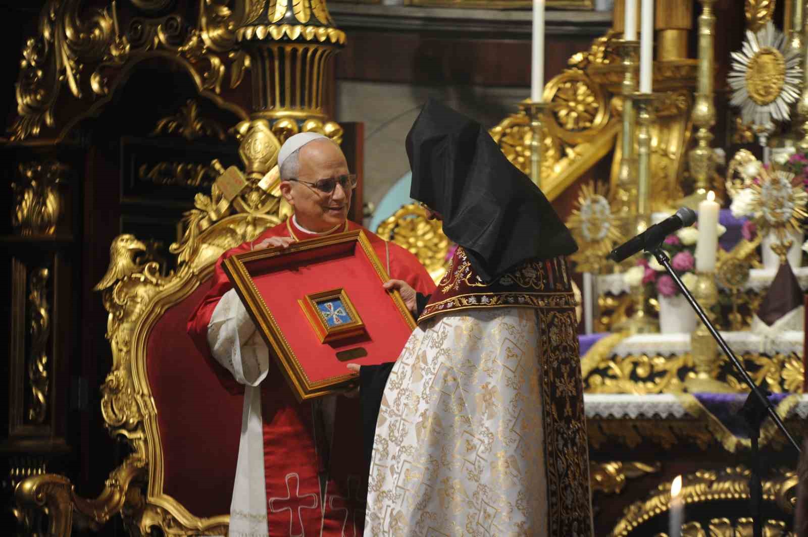 papa 14 leo ermeni apostalik katedraline dua ziyareti gerceklestirdi 4