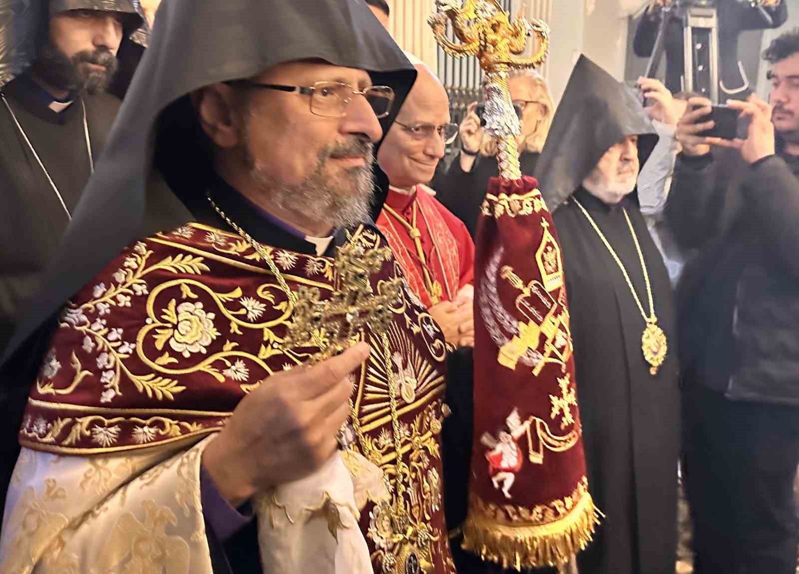 papa 14 leo ermeni apostalik katedraline dua ziyareti gerceklestirdi 6 Ta3basdc