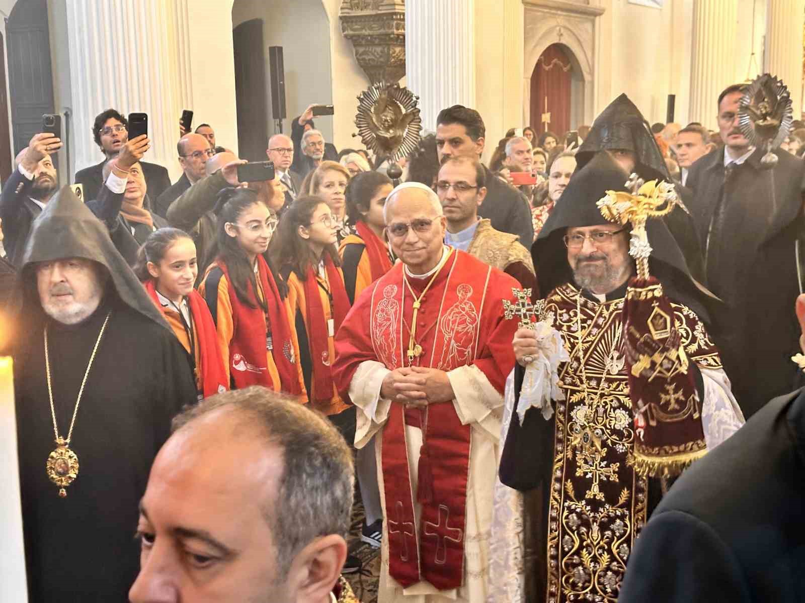 papa 14 leo ermeni apostalik katedraline dua ziyareti gerceklestirdi 7 MAMvEmyf