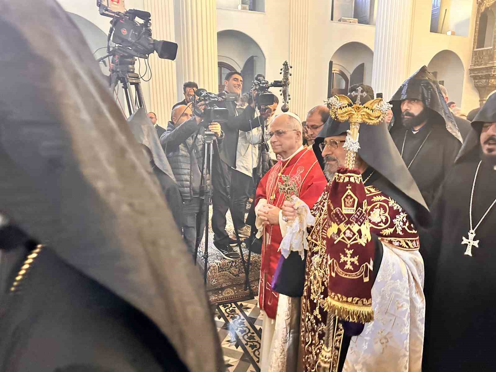 papa 14 leo ermeni apostalik katedraline dua ziyareti gerceklestirdi 8 gvMrpnII
