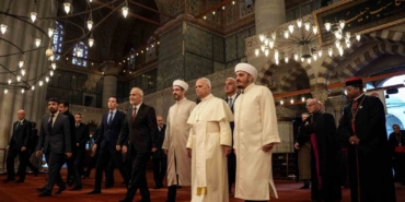 papa-14-leo-sultanahmet-camiine-geldi-59eERrw2.jpg