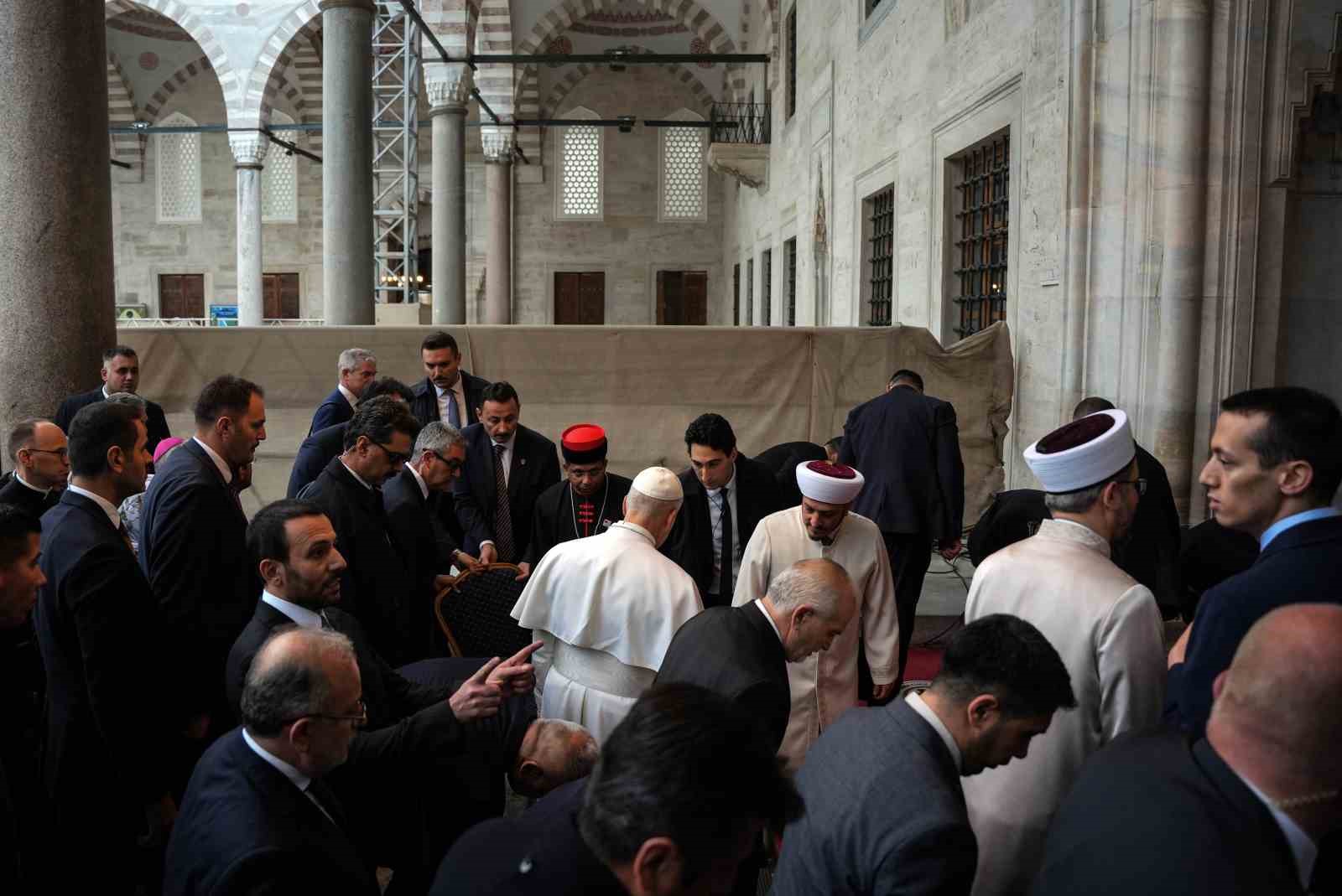 Papa 14. Leo, Sultanahmet Camii’ni hayranlıkla inceledi, Sultanahmet Cami müezzini Musa Aşgın Tunca o anları anlattı 9 papa 14 leo sultanahmet camiini hayranlikla inceledi sultanahmet cami muezzini musa asgin tunca o 7wsOZRqW