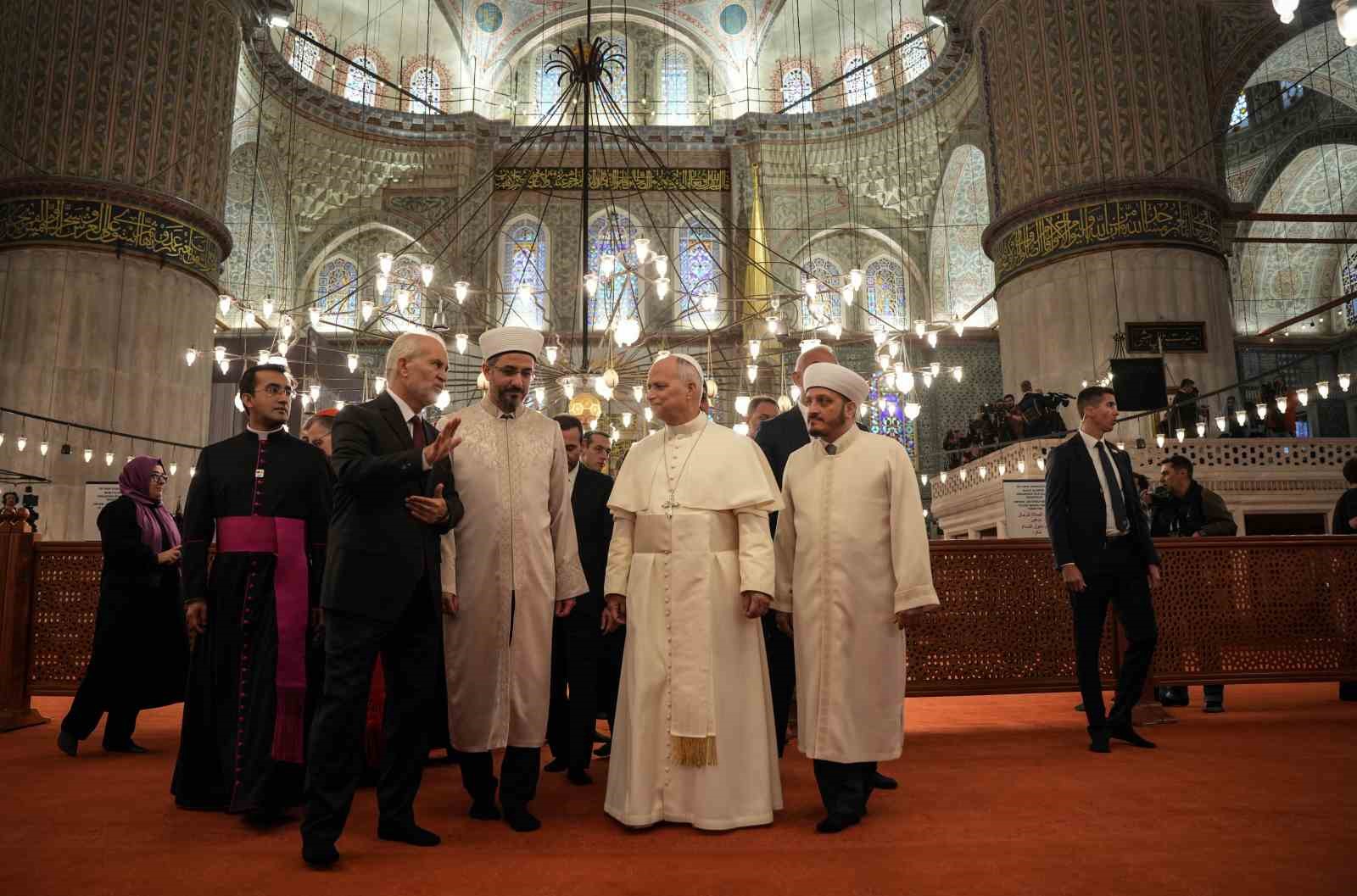 Papa 14. Leo, Sultanahmet Camii’ni hayranlıkla inceledi, Sultanahmet Cami müezzini Musa Aşgın Tunca o anları anlattı 18 papa 14 leo sultanahmet camiini hayranlikla inceledi sultanahmet cami muezzini musa asgin tunca o