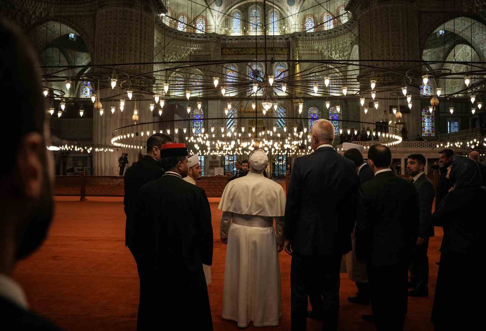 Papa 14. Leo, Sultanahmet Camii’ni hayranlıkla inceledi, Sultanahmet Cami müezzini Musa Aşgın Tunca o anları anlattı 11 papa 14 leo sultanahmet camiini hayranlikla inceledi sultanahmet cami muezzini musa asgin tunca o itIa1TYX