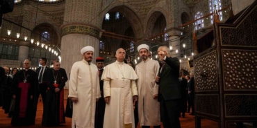 papa-14-leo-sultanahmet-camiini-hayranlikla-inceledi-sultanahmet-cami-muezzini-musa-asgin-tunca-o-njRcyANK.jpg