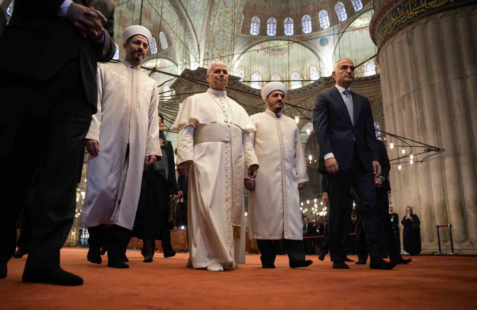 papa 14 leo sultanahmet camiini ziyaret etti 0 NbfGP8BY