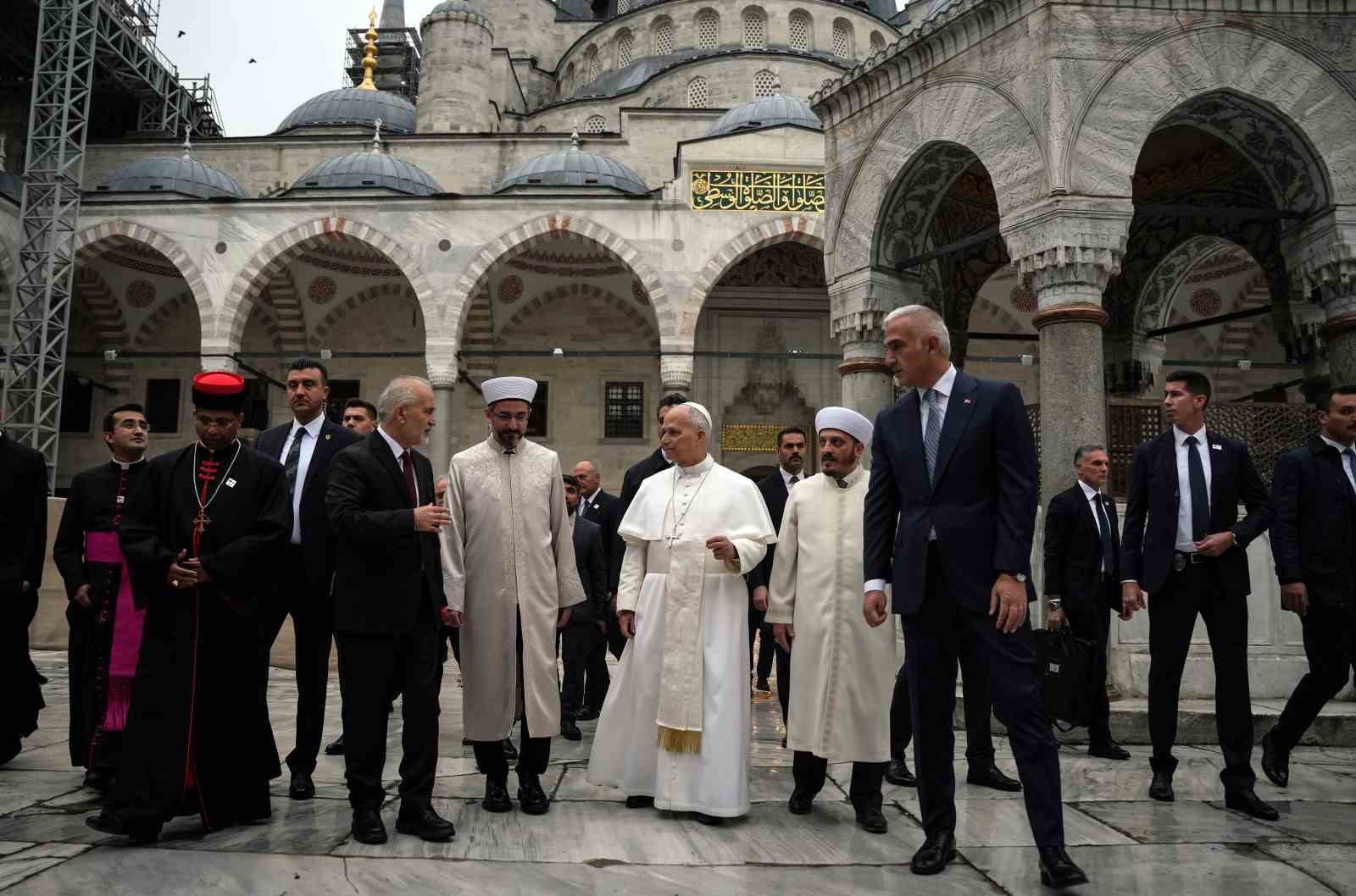 papa 14 leo sultanahmet camiini ziyaret etti 1 7WlNghG2