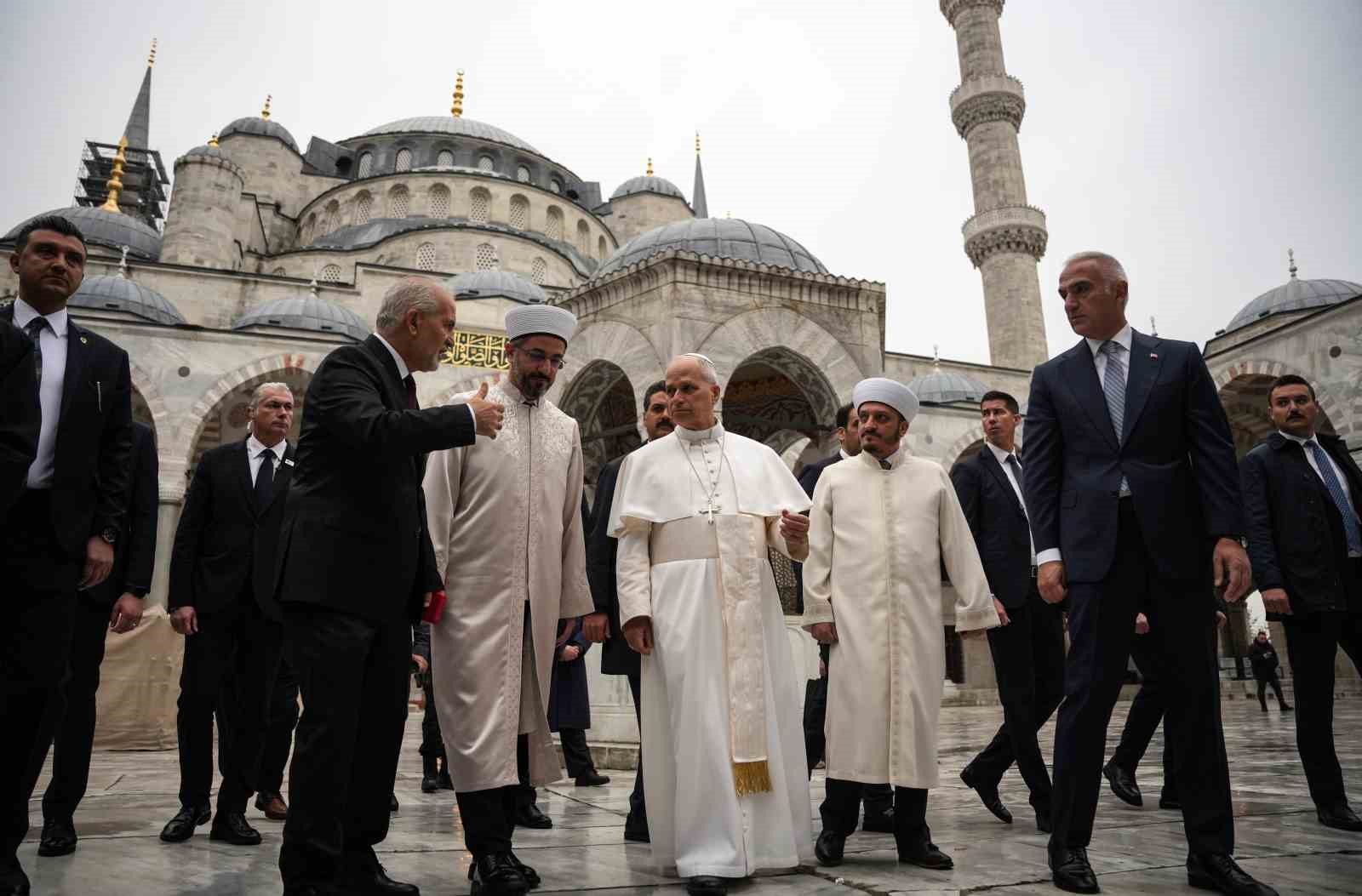 papa 14 leo sultanahmet camiini ziyaret etti 3 upR4ca3H