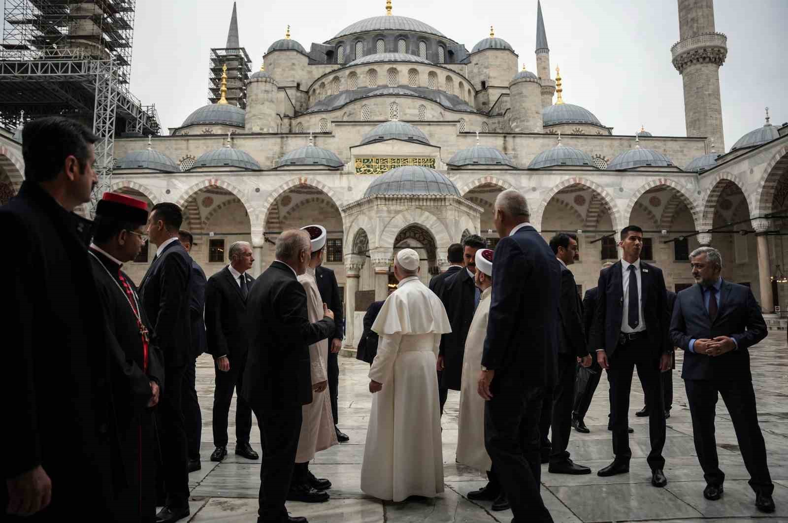 papa 14 leo sultanahmet camiini ziyaret etti 4 8G2pSB9z