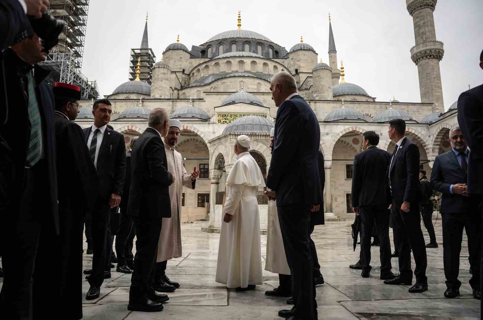 papa 14 leo sultanahmet camiini ziyaret etti 5 a2n69E3b