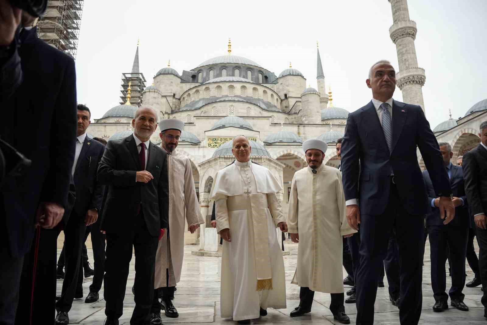 papa 14 leo sultanahmet camiini ziyaret etti 6 HZUu9dXy