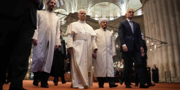 papa-14-leo-sultanahmet-camiini-ziyaret-etti-FJg65ymf.jpg