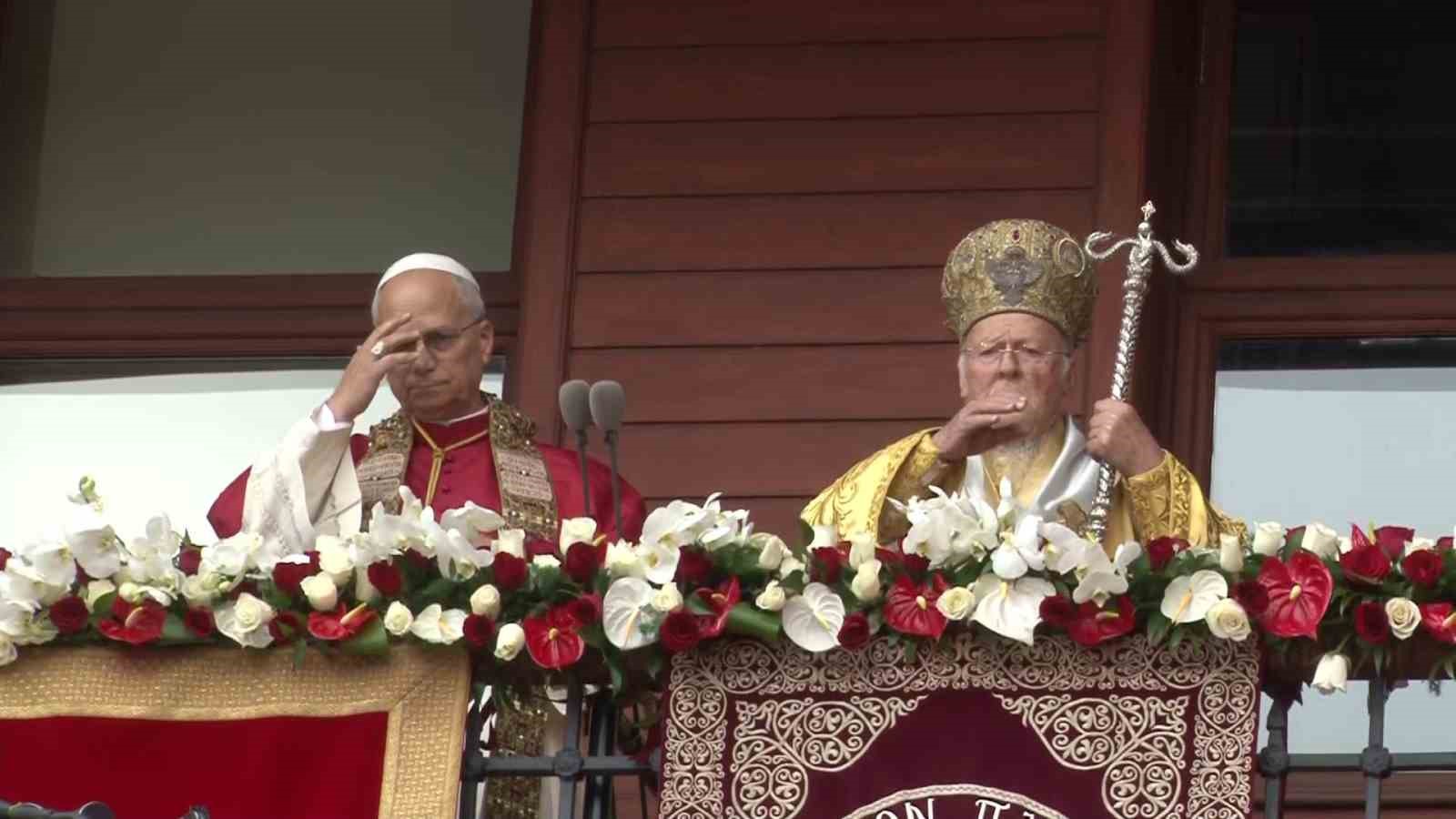 papa 14 leo ve fener rum patrigi bartholomeos ayine katilanlari selamladi 2 jUAvHXOf